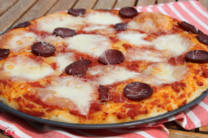 mozzarella_ve_sucuklu_pizza-1_0e4792a9363cddba921e68f0aff96213