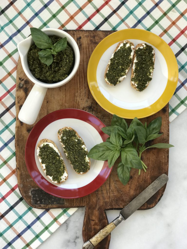 Labne ve Pesto Soslu Kızarmış Ekmekler